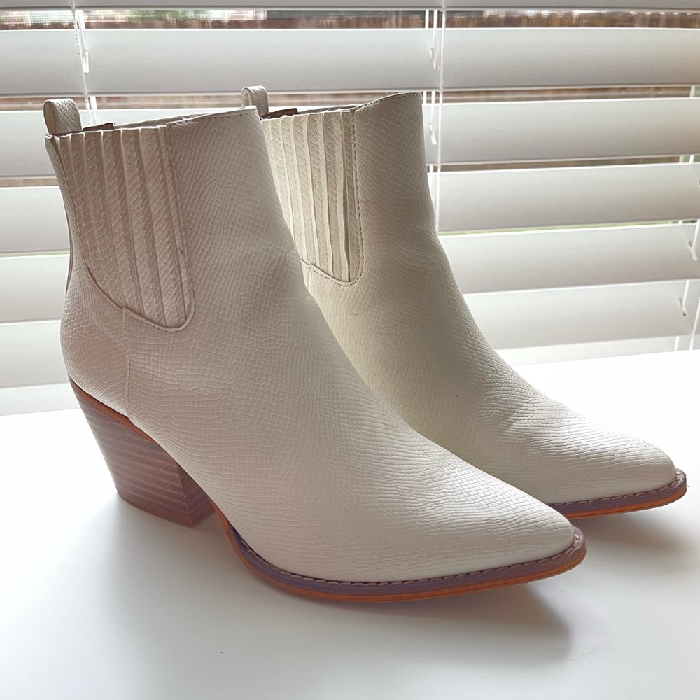 White booties faux leather | Arider girl in size 5.5